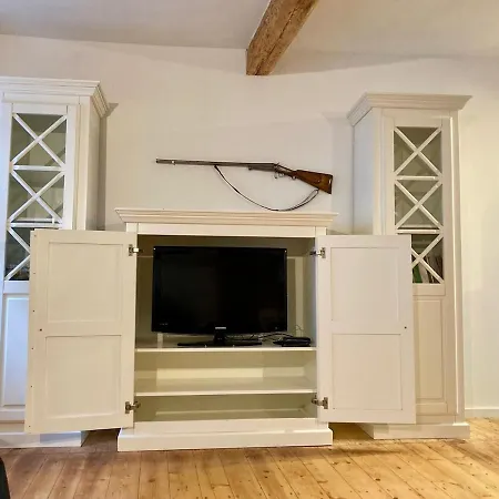 Apartment Altstadtwohnung Mit Flair, 2 Zimmer, Kueche, Bad, Kamin, 50 Qm Arnstadt