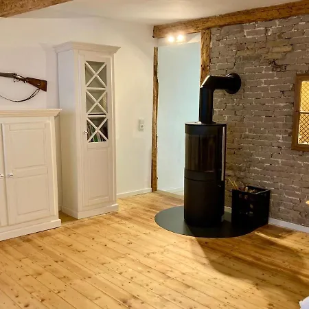 Altstadtwohnung Mit Flair, 2 Zimmer, Kueche, Bad, Kamin, 50 Qm Apartment Arnstadt