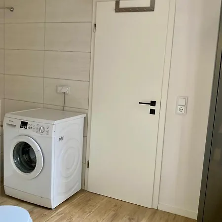 Altstadtwohnung Mit Flair, 2 Zimmer, Kueche, Bad, Kamin, 50 Qm Apartment Arnstadt